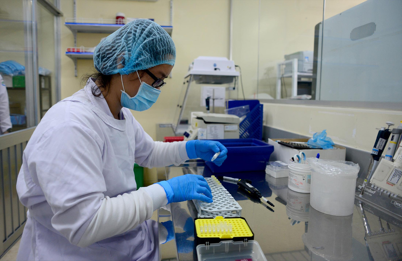 Ngành y tế TPHCM đang chủ động giám sát phát hiện các biến chủng của COVID-19. Ảnh: Vân Sơn