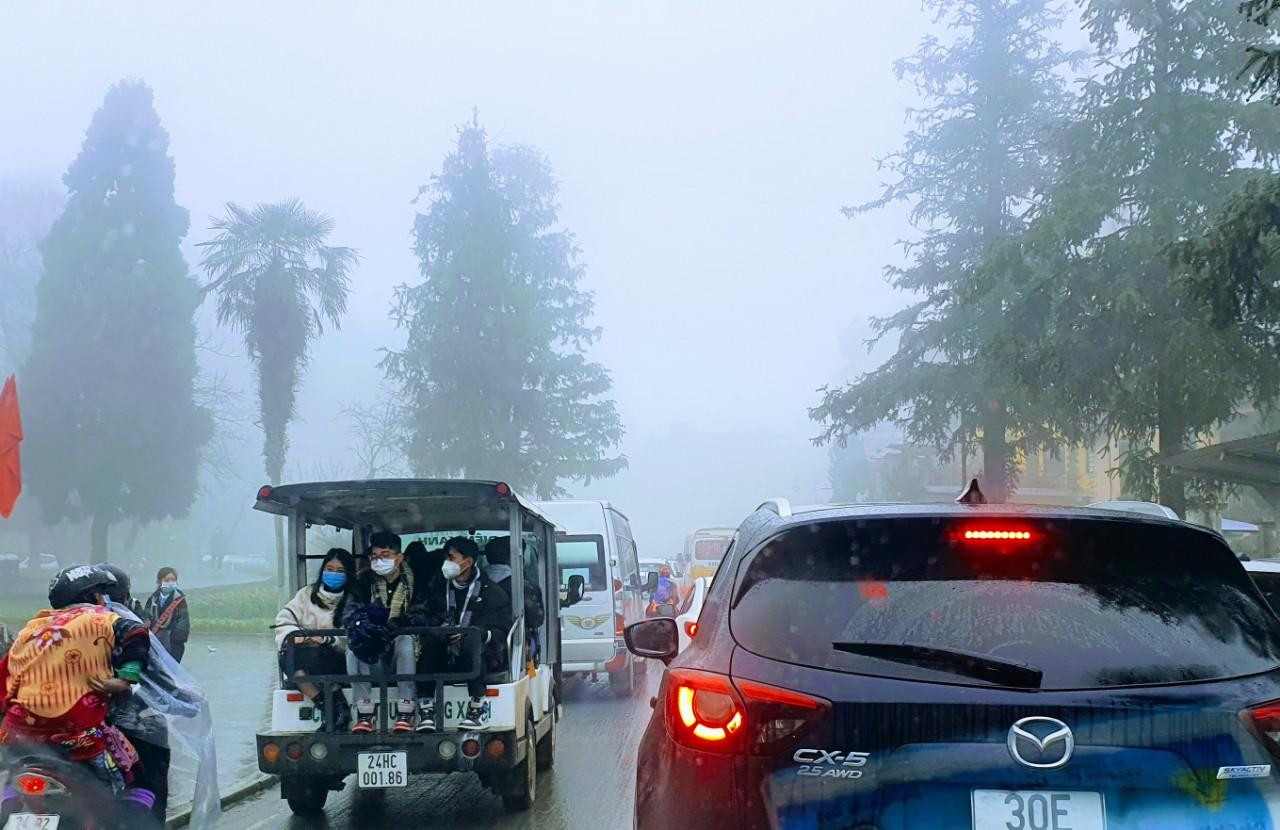 Sa Pa kẹt cứng ngày đầu xuân. Ảnh: PV Sa Pa kẹt cứng ngày đầu xuân. Ảnh: PV