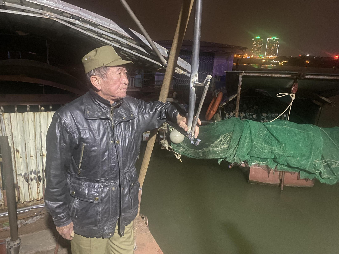 Ông Nguyễn Văn Hùng bên bờ sông Hồng Ông Nguyễn Văn Hùng bên bờ sông Hồng