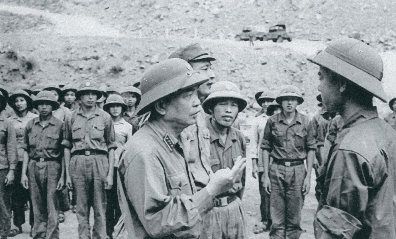 Đại tướng Võ Nguyên Giáp cùng Tướng Đồng Sỹ Nguyên đang nghe bộ đội báo cáo thi công đường chiến lược.