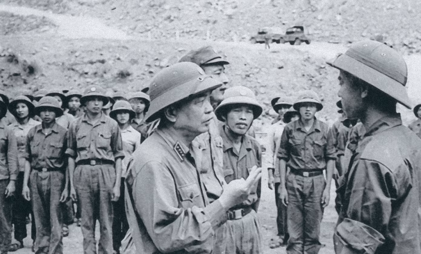 Đại tướng Võ Nguyên Giáp cùng Tướng Đồng Sỹ Nguyên đang nghe bộ đội báo cáo thi công đường chiến lược.