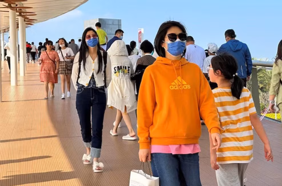 Người dân Trung Quốc đeo khẩu trang để phòng tránh các bệnh về đường hô hấp trong mùa đông. Ảnh: REUTERS