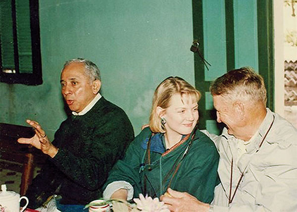 Trung úy Alverez (bìa trái) và cha con Benjamin Purcell. Ảnh: Xuân Ba 3- 1993 Trung úy Alverez (bìa trái) và cha con Benjamin Purcell. Ảnh: Xuân Ba 3- 1993