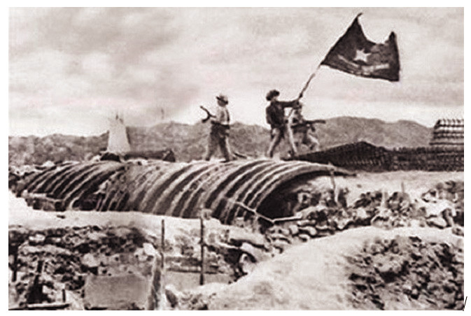 Bộ đội ta cắm cờ chiến thắng trên nóc hầm tướng Đờ-Cát. Ảnh: T.L Bộ đội ta cắm cờ chiến thắng trên nóc hầm tướng Đờ-Cát. Ảnh: T.L