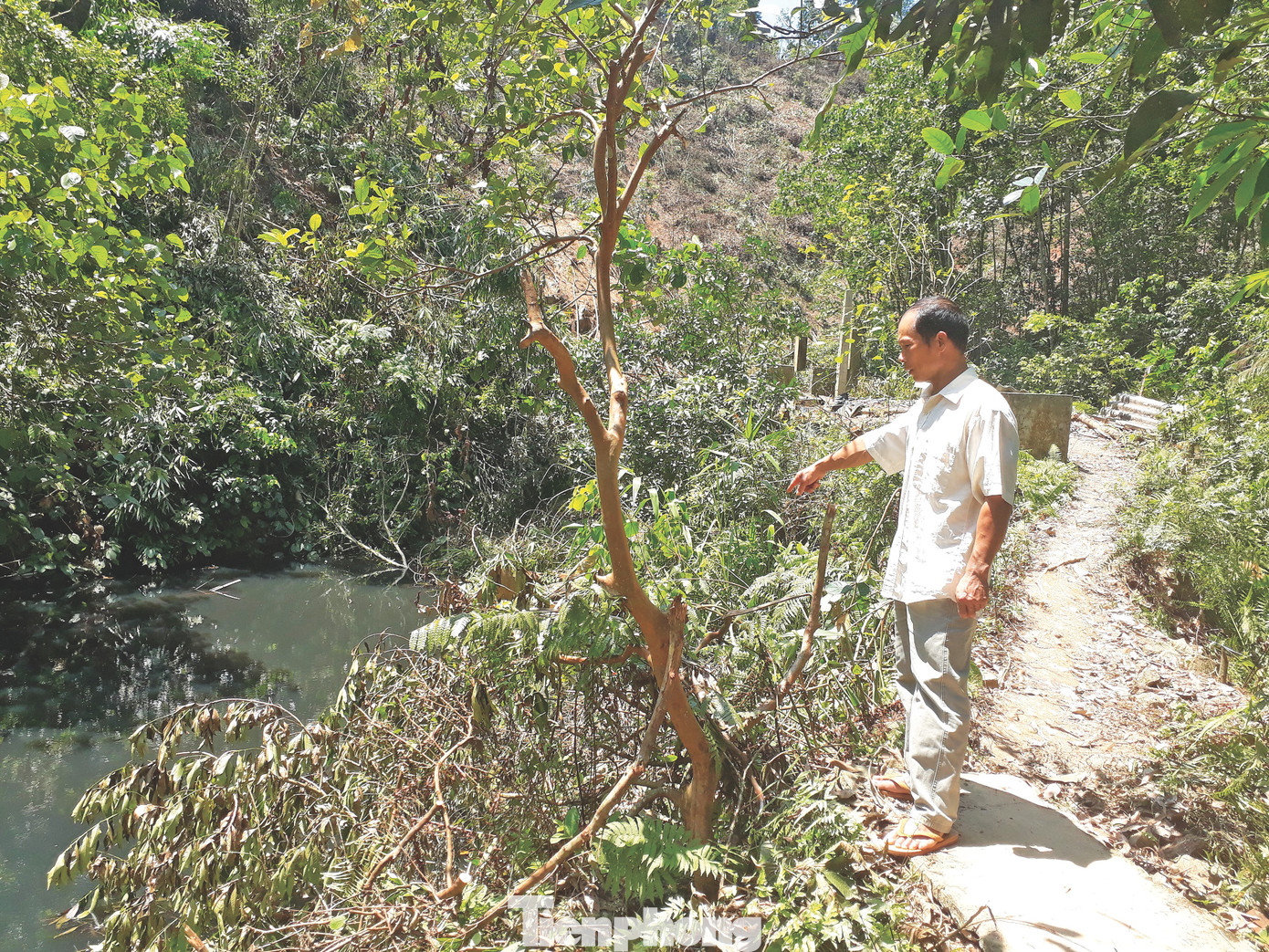 Anh Hoàng Văn Toản dẫn phóng viên Tiền Phong đến địa điểm phát hiện con trai mình bị chết tức tưởi Anh Hoàng Văn Toản dẫn phóng viên Tiền Phong đến địa điểm phát hiện con trai mình bị chết tức tưởi