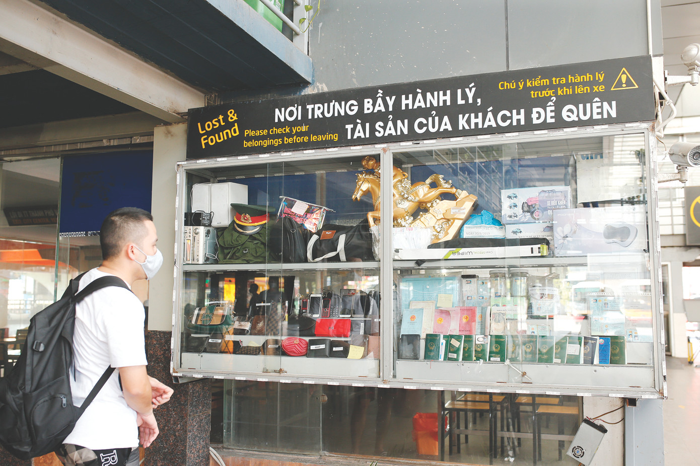 Bến xe bố trí riêng một quầy trưng bày đồ dùng bị bỏ quên, thất lạc để hành khách đến nhận lại Bến xe bố trí riêng một quầy trưng bày đồ dùng bị bỏ quên, thất lạc để hành khách đến nhận lại