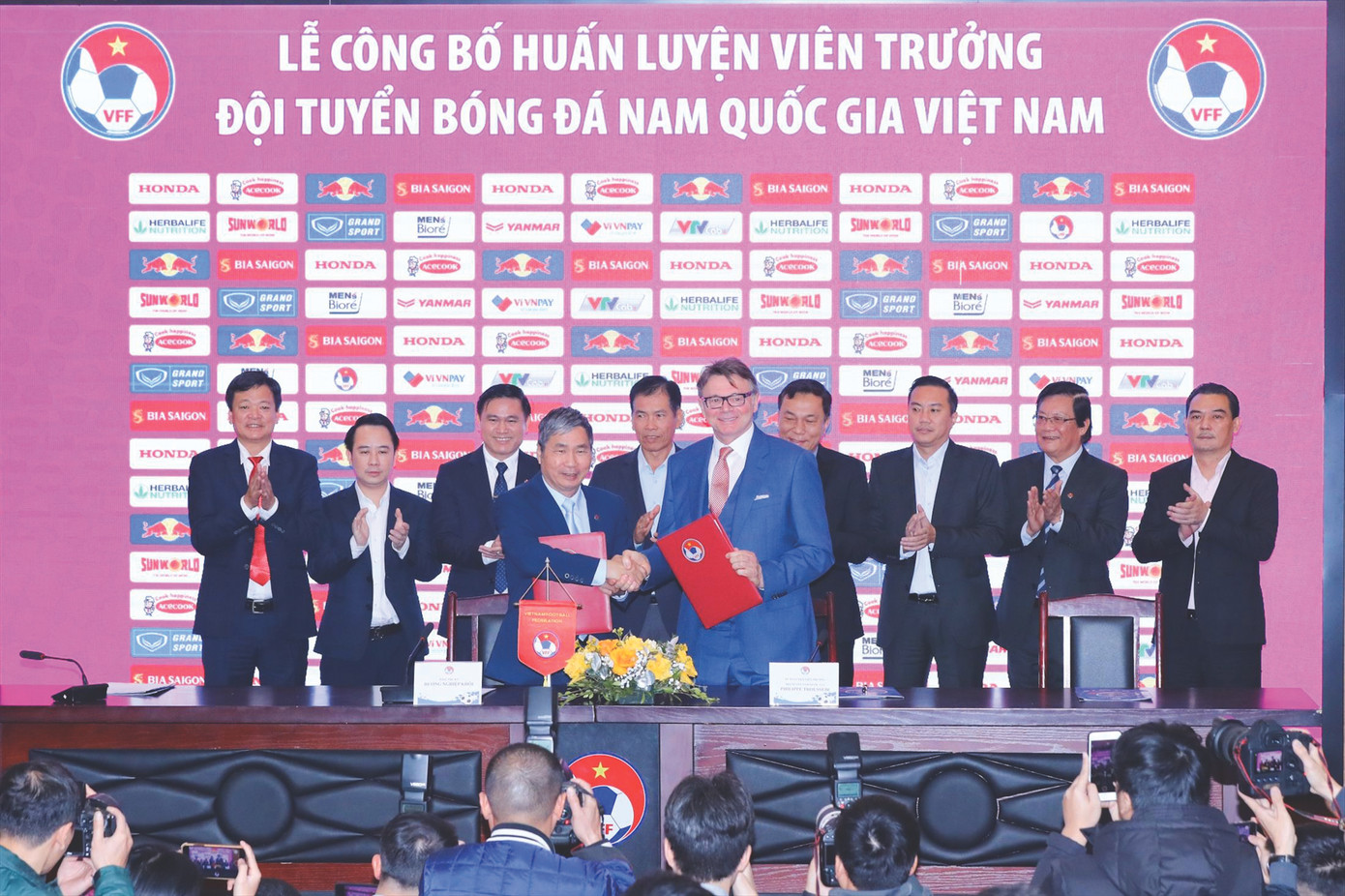 HLV Troussier trong lễ ký kết hợp đồng với VFF ngày 27/2. Ảnh: Trọng Tài