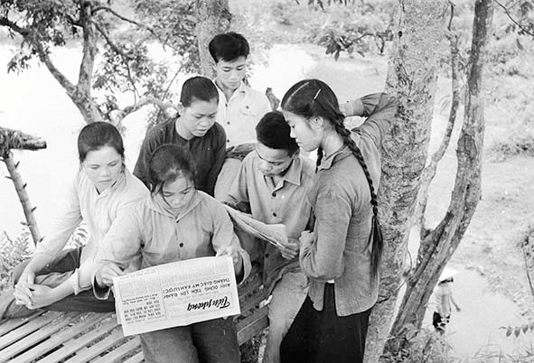 Thanh niên đọc báo Tiền Phong năm 1960 Thanh niên đọc báo Tiền Phong năm 1960