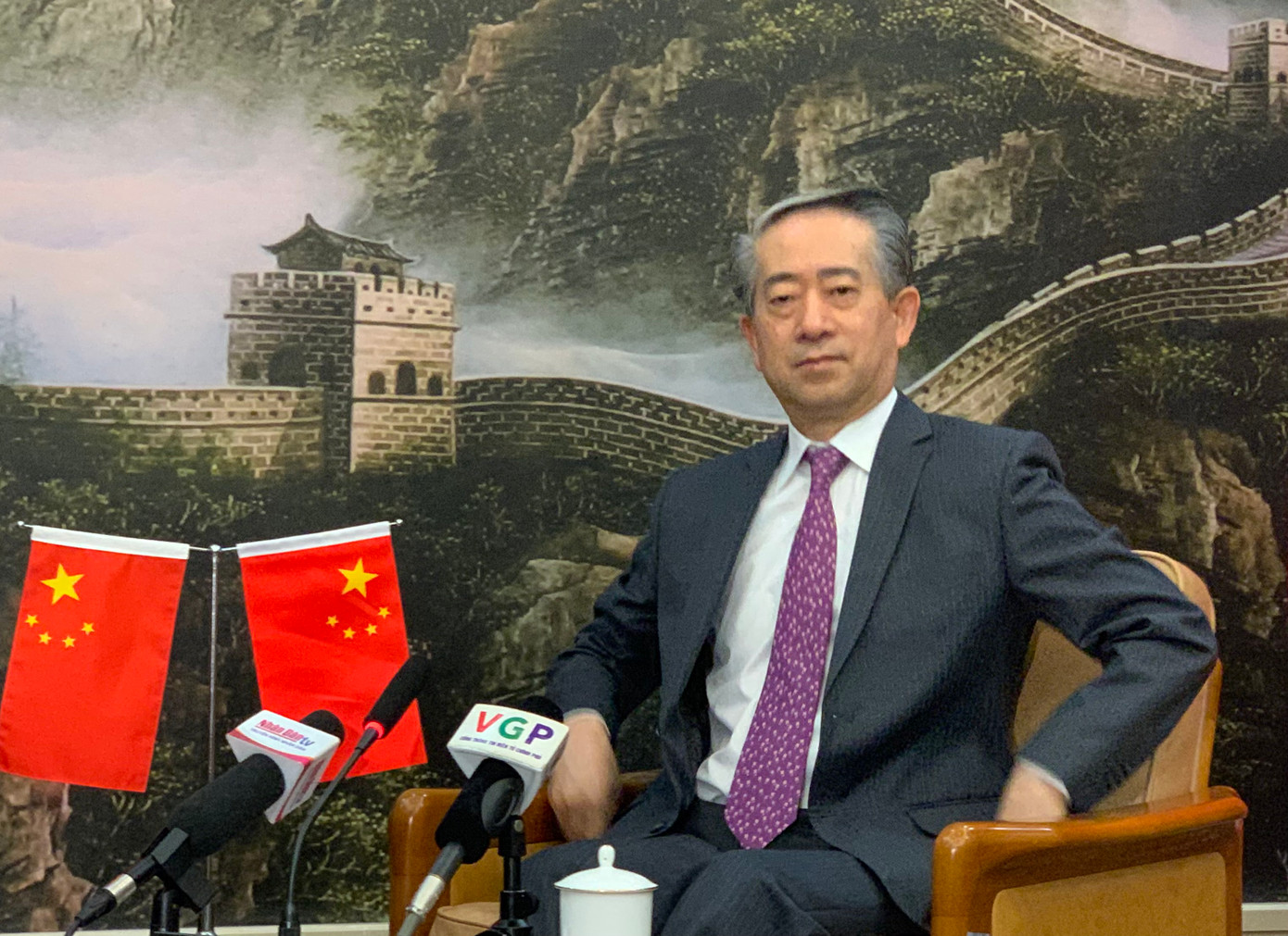 Đại sứ Trung Quốc tại Việt Nam Hùng Ba trao đổi với phóng viên ngày 4/7 ở Hà Nội. Ảnh: Thái An