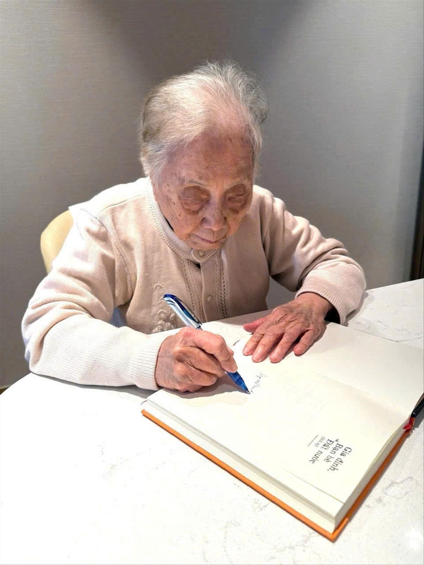 Ở tuổi cận kề 100, bà Nguyễn Thị Bình vẫn minh mẫn, tự tay sửa và bổ sung bản thảo hồi ký. Ảnh: Phạm Thinh Ở tuổi cận kề 100, bà Nguyễn Thị Bình vẫn minh mẫn, tự tay sửa và bổ sung bản thảo hồi ký. Ảnh: Phạm Thinh