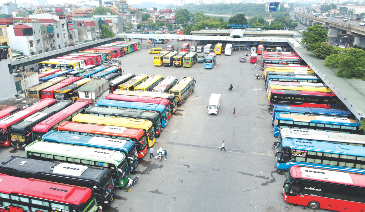 Toàn cảnh xe khách hoạt động trong bến xe Nước Ngầm