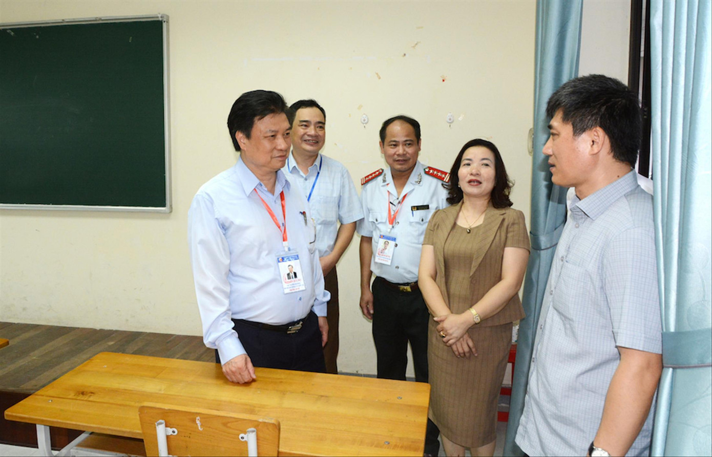 Ðoàn kiểm tra cơ sở vật chất điểm thi tại tỉnh Hà Nam Ðoàn kiểm tra cơ sở vật chất điểm thi tại tỉnh Hà Nam