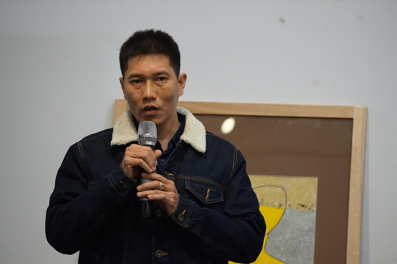 Họa sĩ Nguyễn Phan Bách - con trai nhà văn - nói lời cảm ơn quan khách cũng như tri ân bố mình. Ảnh: HOÀNG HƯƠNG