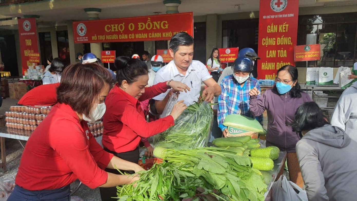 Anh Lê Quốc Hải tặng rau cho người dân tại “phiên chợ 0 đồng”