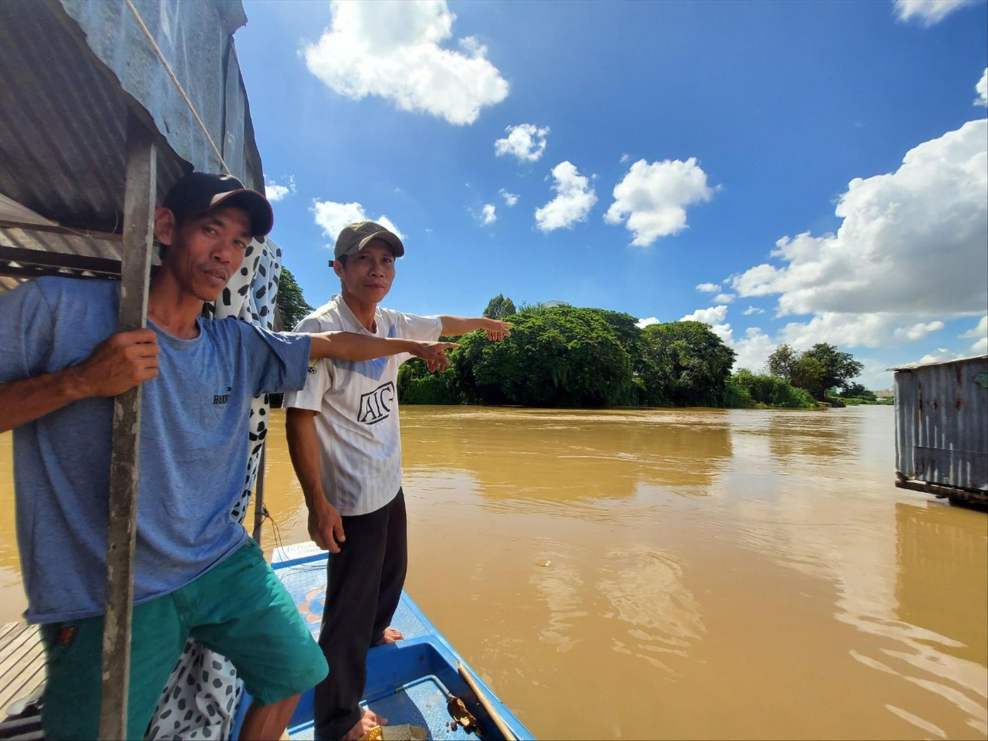Anh Mai Văn Hùng (áo trắng) và anh Ngô Văn Sẹn chỉ tay về nơi vừa diễn ra cuộc trốn chạy kinh hoàng. Ảnh: Kim Hà