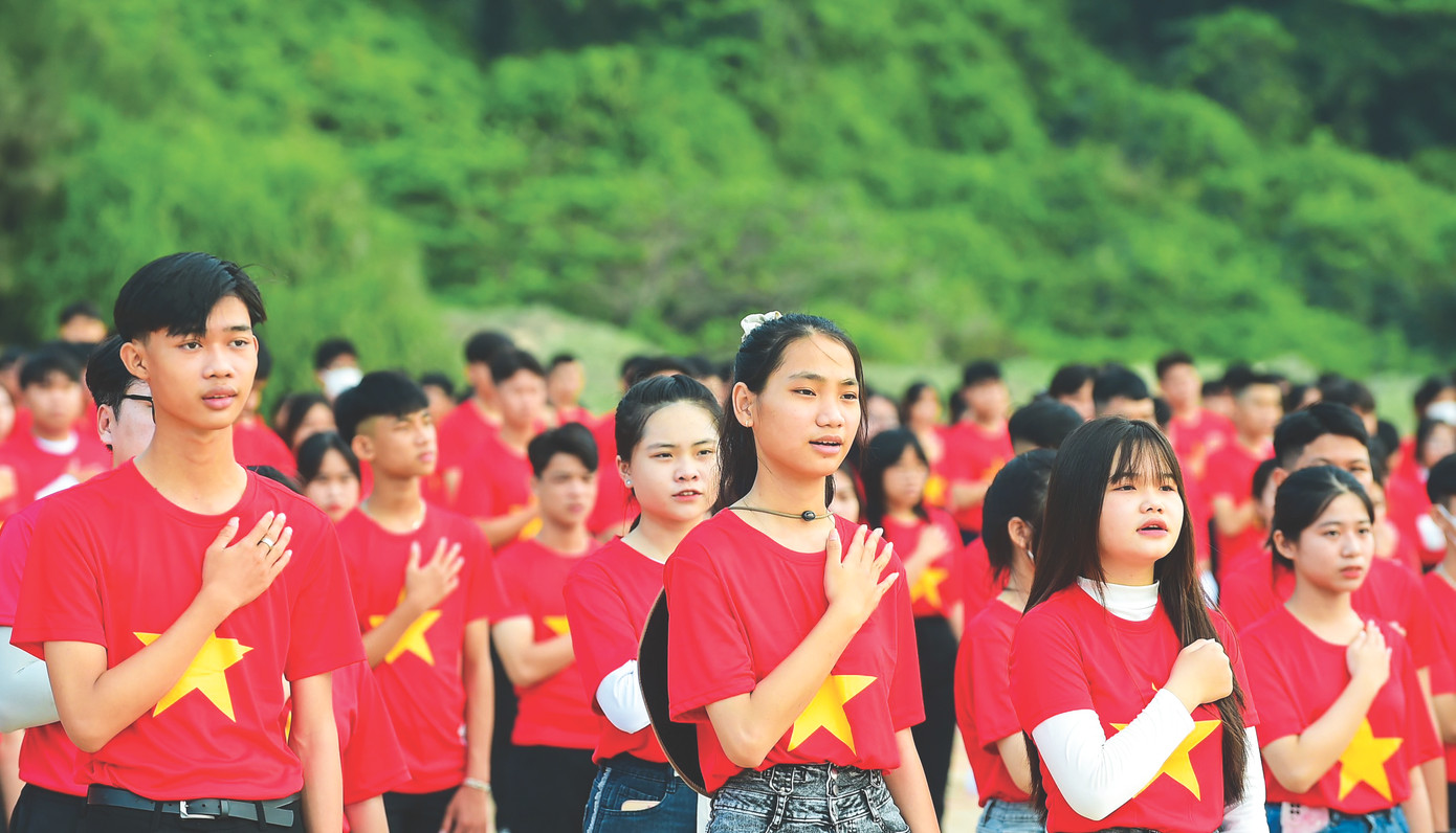 Đặt tay lên ngực hướng về cờ Tổ quốc và đồng thanh hát vang Quốc ca, các bạn trẻ trào dâng niềm tự hào về truyền thống đấu tranh giữ nước và dựng nước của dân tộc; nguyện tiếp bước cha anh “Tiến lên! Cùng tiến lên! Nước non Việt Nam ta vững bền”