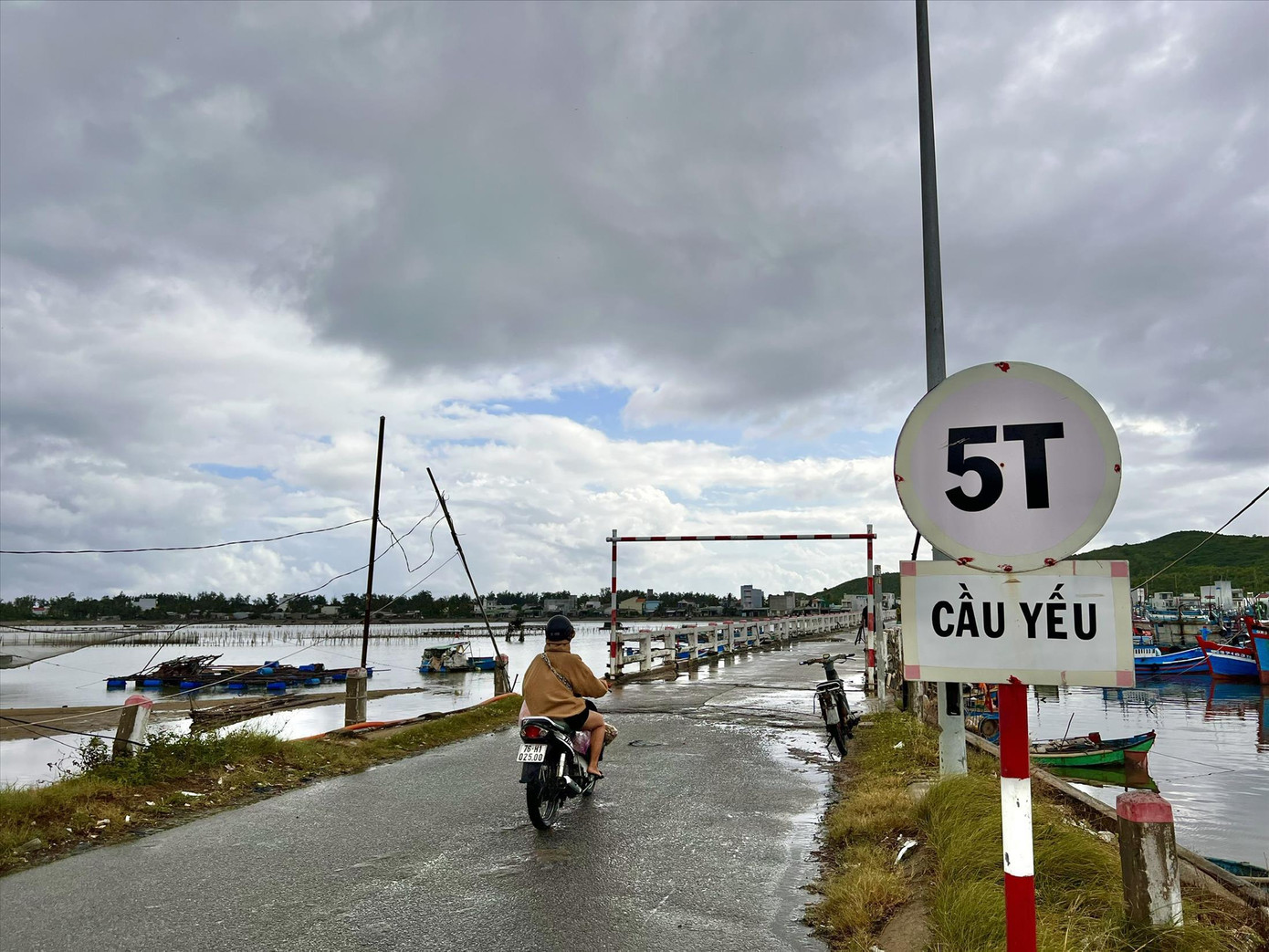 Cầu Thạnh Ðức đã xuống cấp hư hỏng nghiêm trọng. Ảnh: Nguyễn Ngọc Cầu Thạnh Ðức đã xuống cấp hư hỏng nghiêm trọng. Ảnh: Nguyễn Ngọc