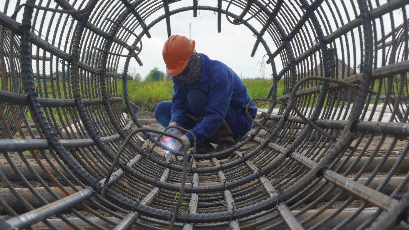 Công nhân trên công trường cao tốc miền Tây Công nhân trên công trường cao tốc miền Tây