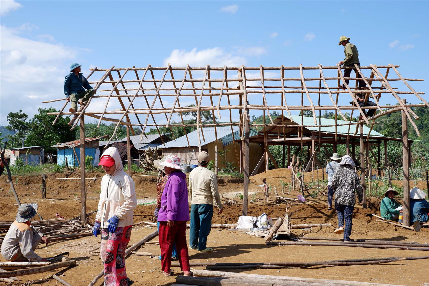 Dân làng thôn 1, Phước Mỹ cùng nhau chung tay dựng nhà cho vợ chồng Lữ Văn Thong và Hồ Thị Dước. Ảnh: Nguyễn Thành