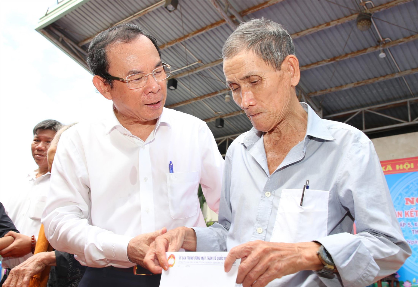 Bí thư Thành ủy TPHCM Nguyễn Văn Nên trao quà cho người dân xã Xuân Thới Thượng. Ảnh: NGÔ TÙNG