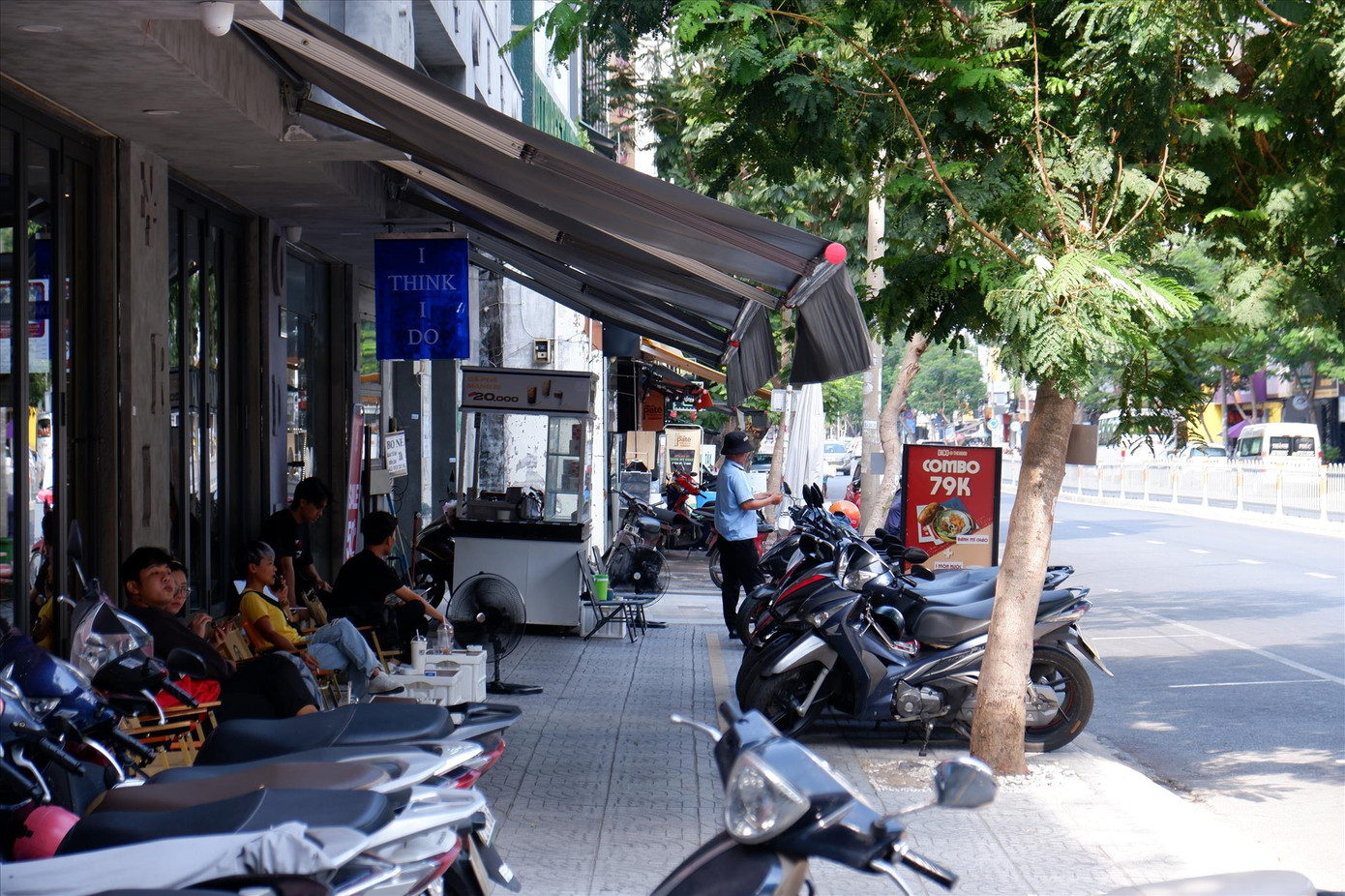 Vỉa hè đường Cống Quỳnh, quận 1 được kẻ vạch để người dân đỗ xe máy tự quản. Ảnh: Nguyễn Hữu Huy Vỉa hè đường Cống Quỳnh, quận 1 được kẻ vạch để người dân đỗ xe máy tự quản. Ảnh: Nguyễn Hữu Huy