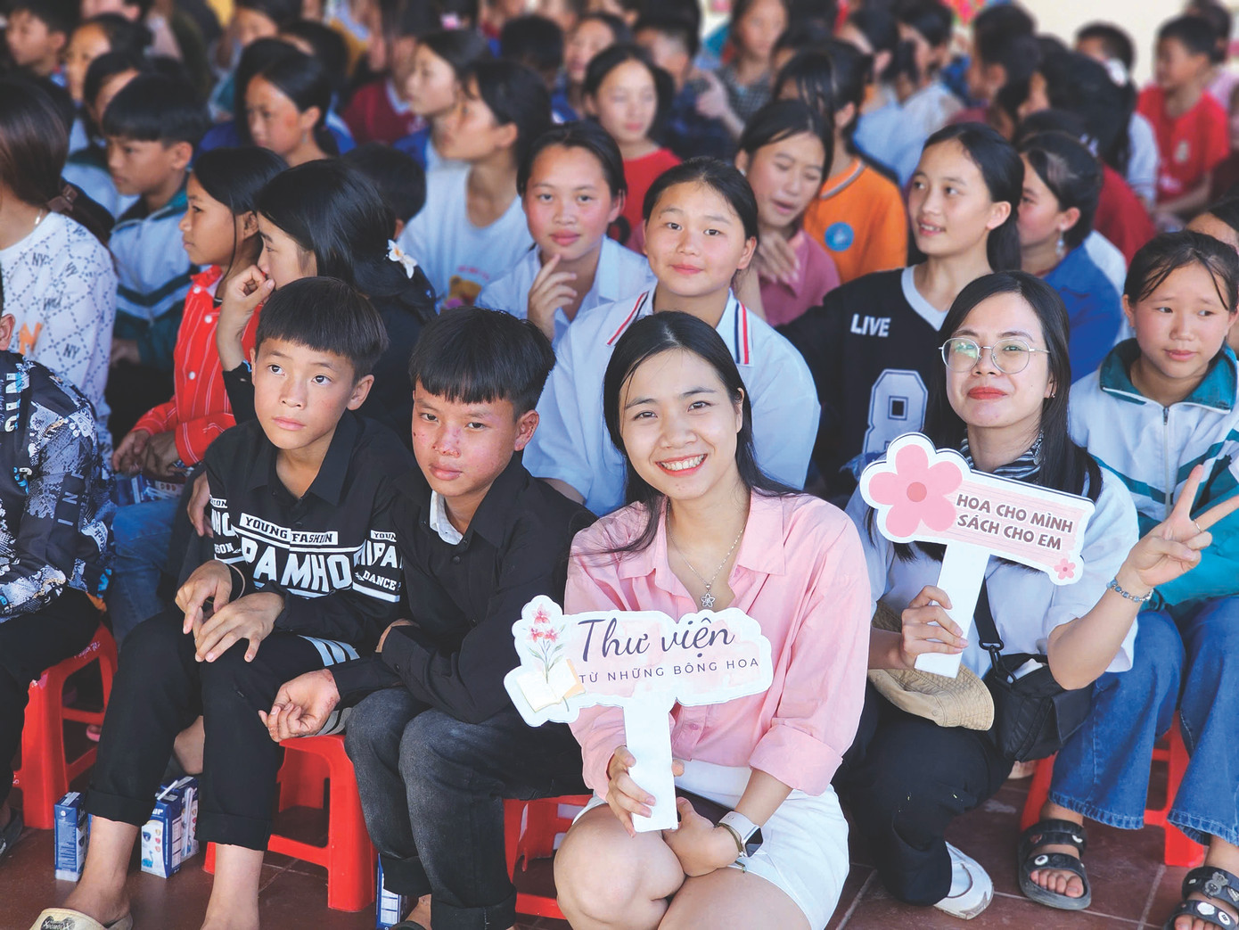 Nguyễn Thị Hiền trong lần đi tặng sách Nguyễn Thị Hiền trong lần đi tặng sách