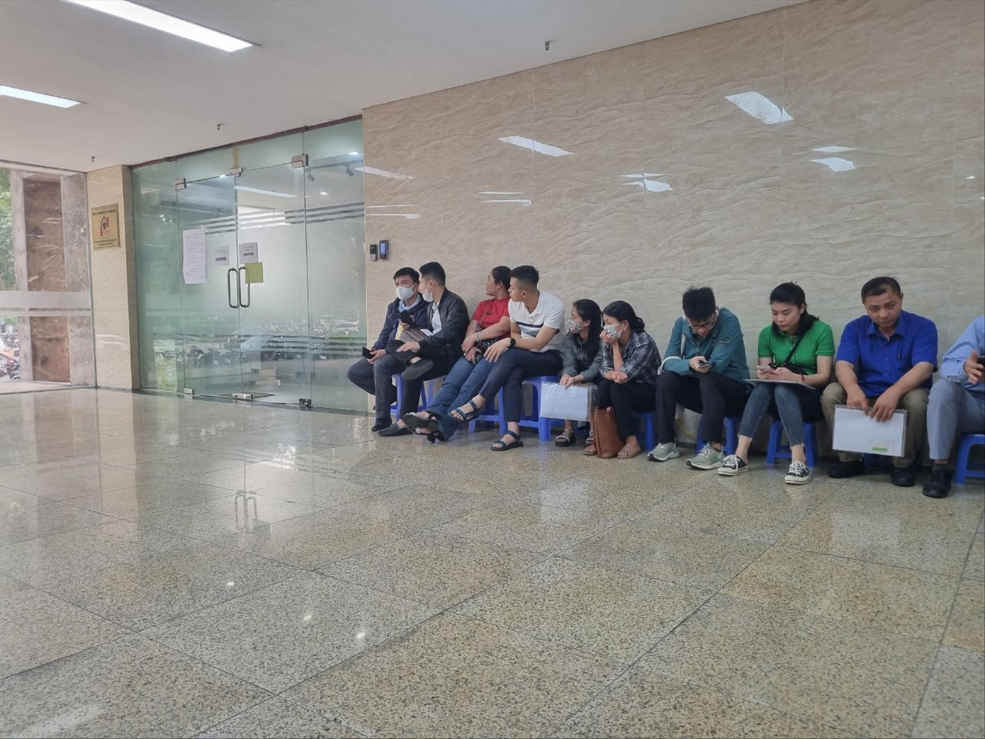 Người dân xếp hàng nộp hồ sơ mua nhà xã hội tại Trung Văn (Nam Từ Liêm, Hà Nội). Ảnh: Ngọc Mai