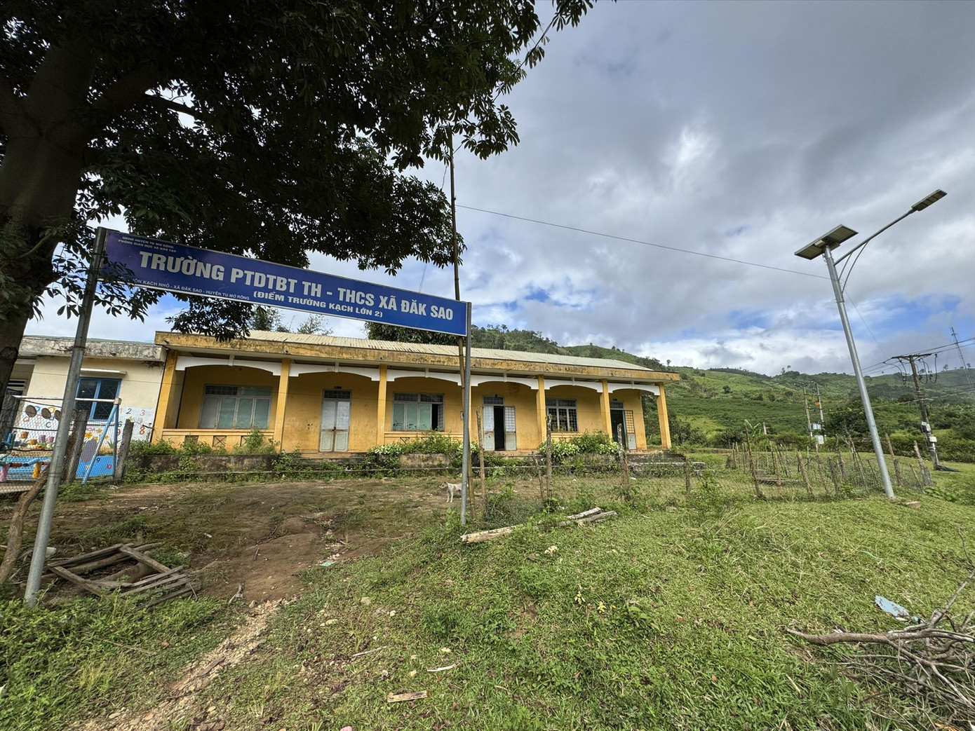 Điểm trường Kạch Lớn 2, thuộc Trường PTDT bán trú TH-THCS xã Đăk Sao trở nên hoang tàn trong một thời gian ngắn