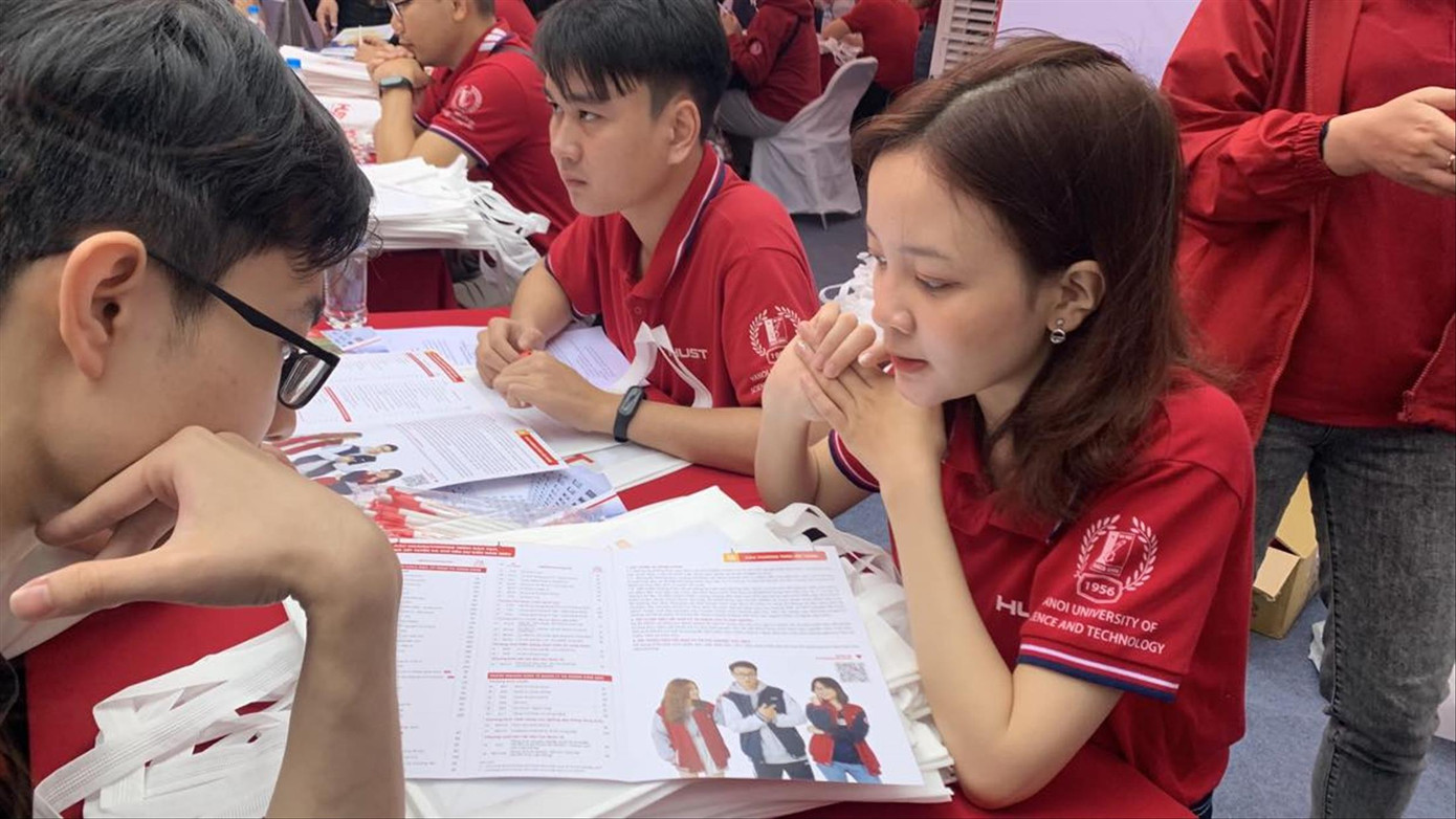 Thi xong tốt nghiệp, thí sinh chuẩn bị đăng ký nguyện vọng lên hệ thống tuyển sinh chung. Ảnh: Nghiêm Huê Thi xong tốt nghiệp, thí sinh chuẩn bị đăng ký nguyện vọng lên hệ thống tuyển sinh chung. Ảnh: Nghiêm Huê