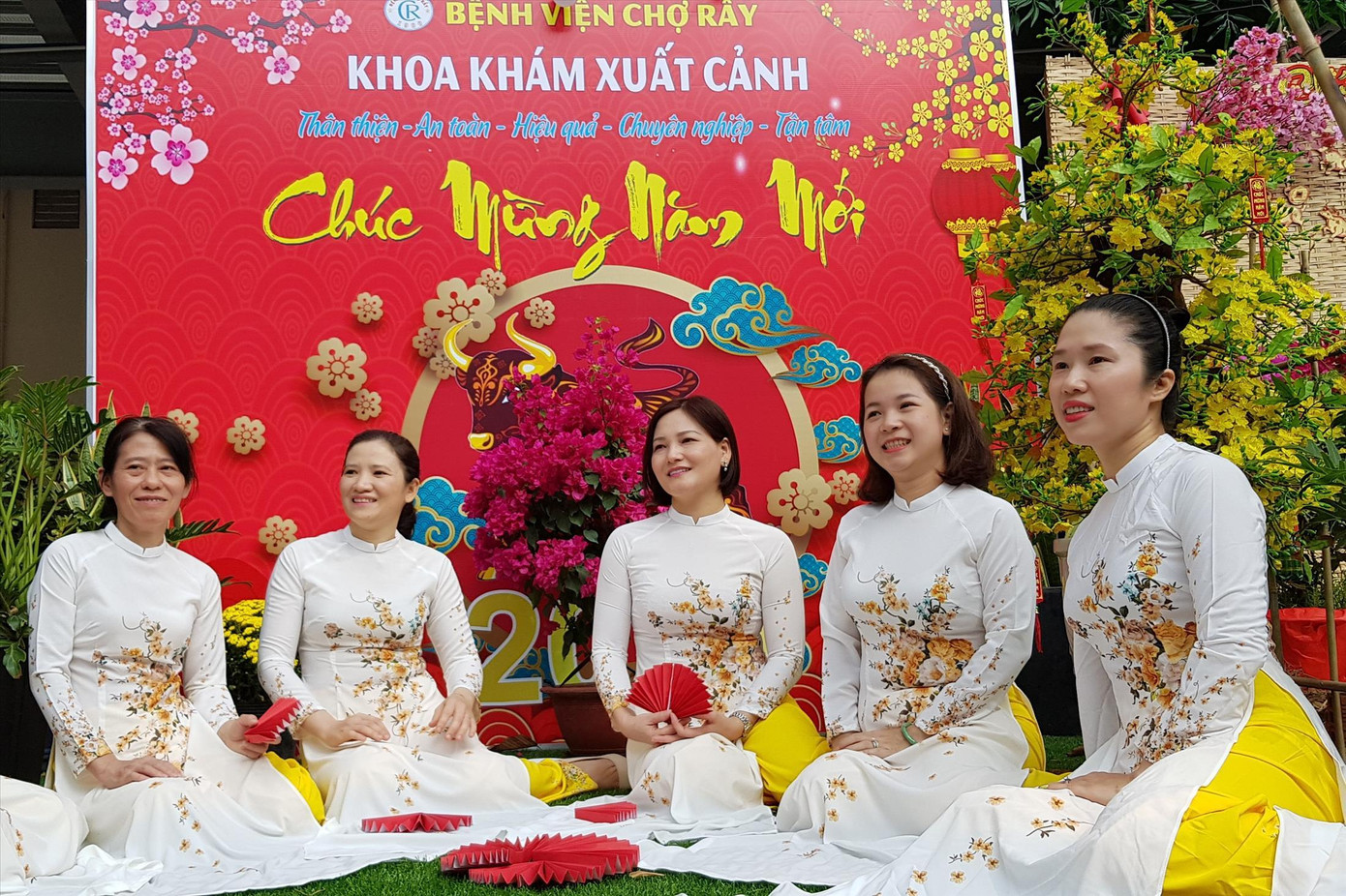 Nhân viên y tế tại TPHCM đón mừng năm mới. Ảnh: Vân Sơn Nhân viên y tế tại TPHCM đón mừng năm mới. Ảnh: Vân Sơn