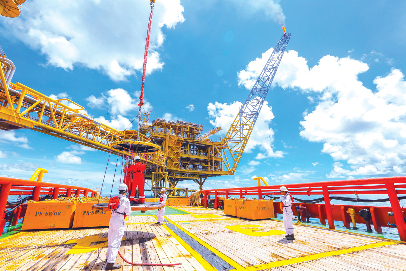 Người lao động dầu khí trên công trình biển