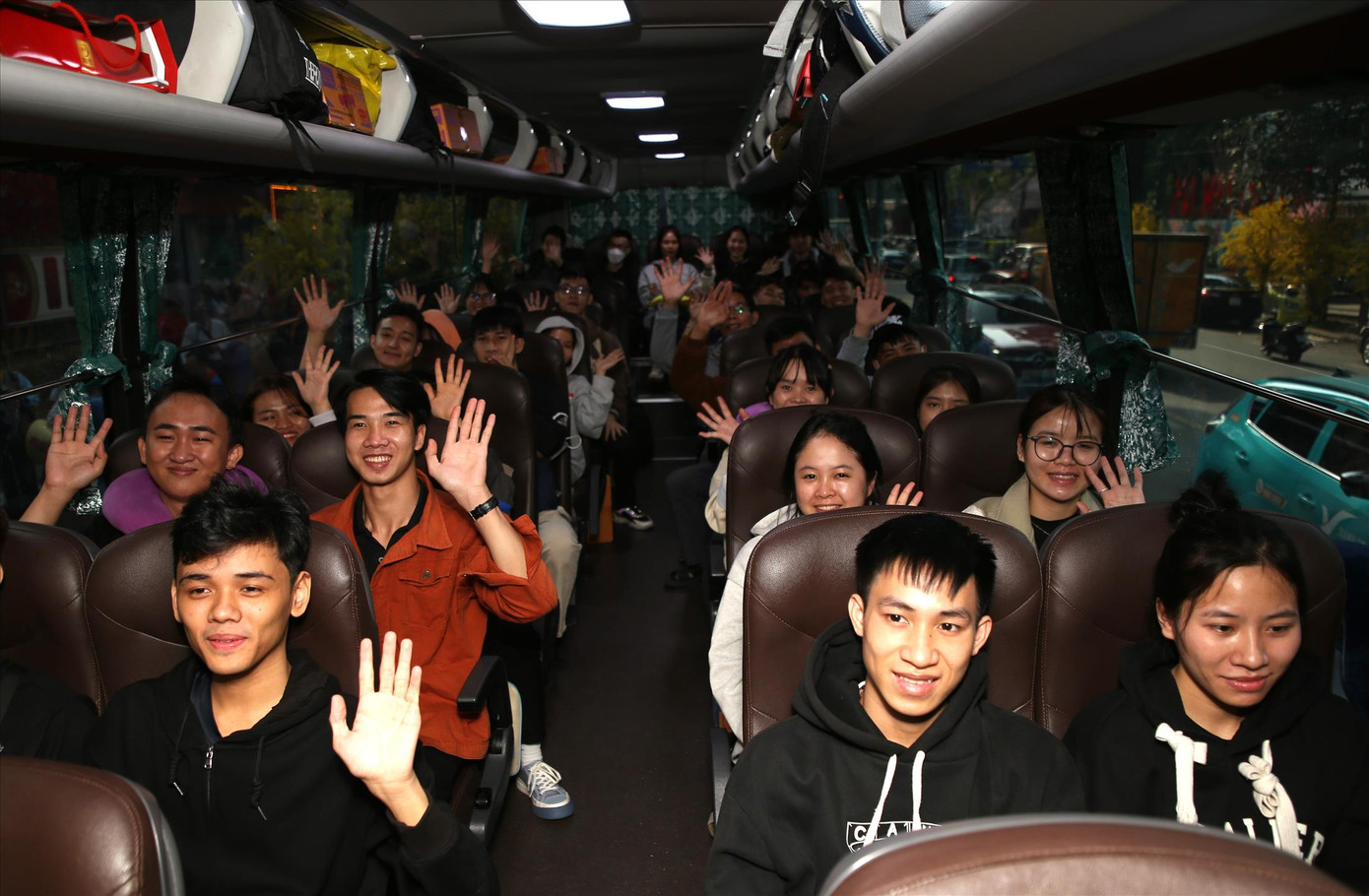 Các bạn sinh viên TPHCM hân hoan về quê đón Tết đoàn viên. Ảnh: NGÔ TÙNG