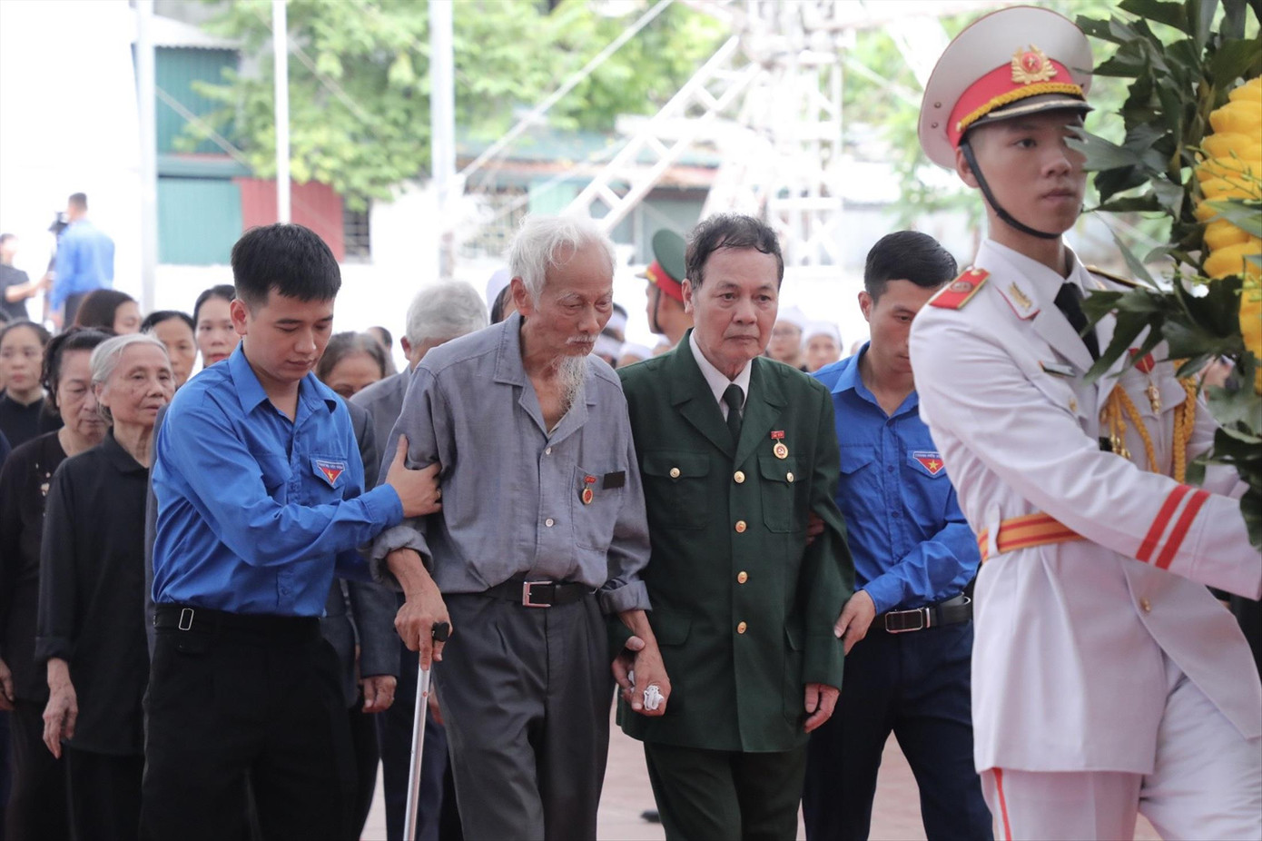 Nhóm bạn lớp 10B Trường THPT Nguyễn Gia Thiều viếng Tổng Bí thư Nguyễn Phú Trọng Nhóm bạn lớp 10B Trường THPT Nguyễn Gia Thiều viếng Tổng Bí thư Nguyễn Phú Trọng