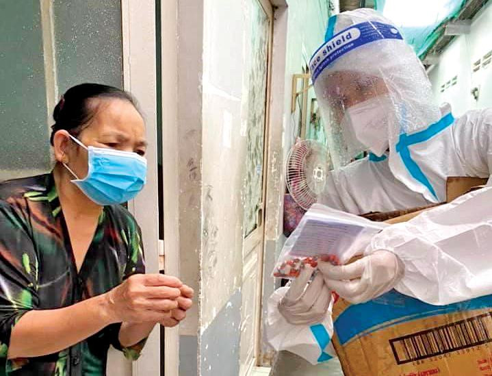 Nhung trong một lần phát thuốc điều trị cho F0 ở Long An Nhung trong một lần phát thuốc điều trị cho F0 ở Long An