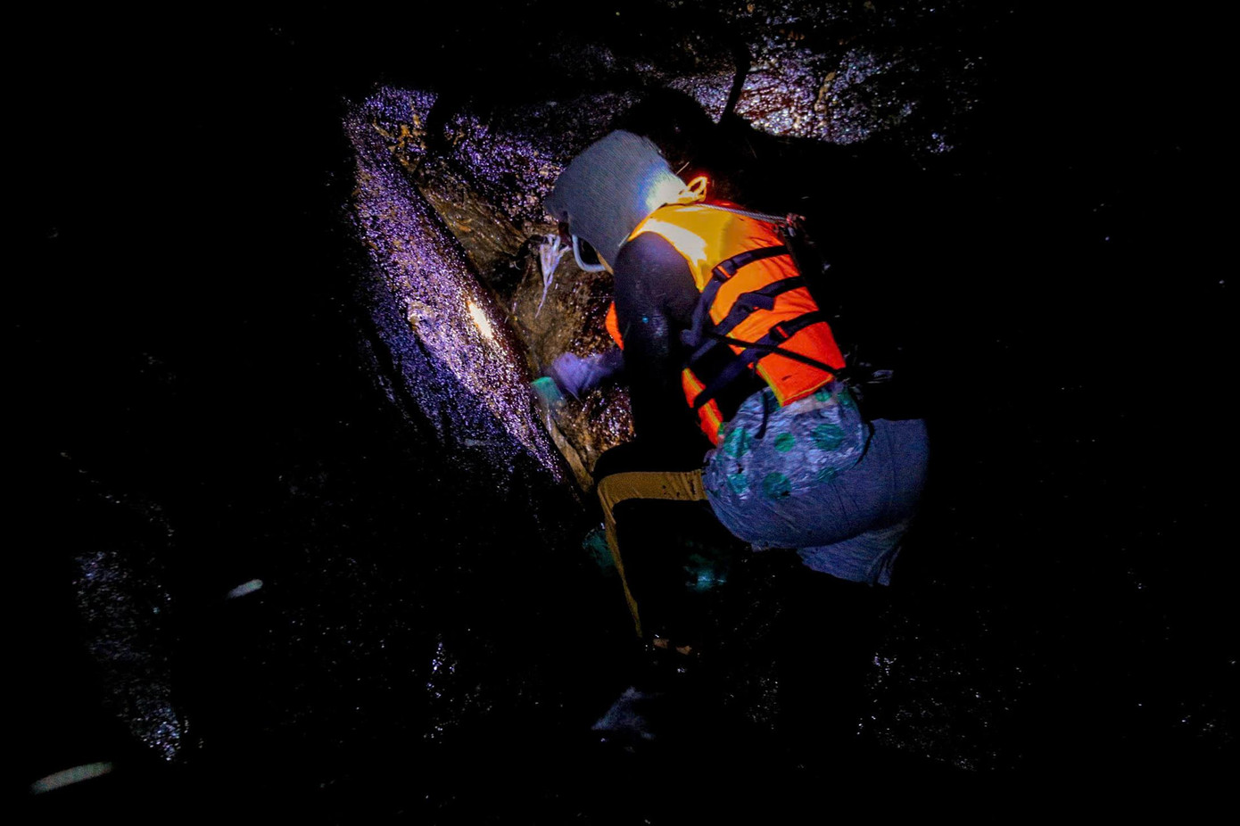 Dù sóng lớn, nguy hiểm rình rập nhưng vì cuộc sống người dân vẫn chấp nhận. Ảnh: DQ