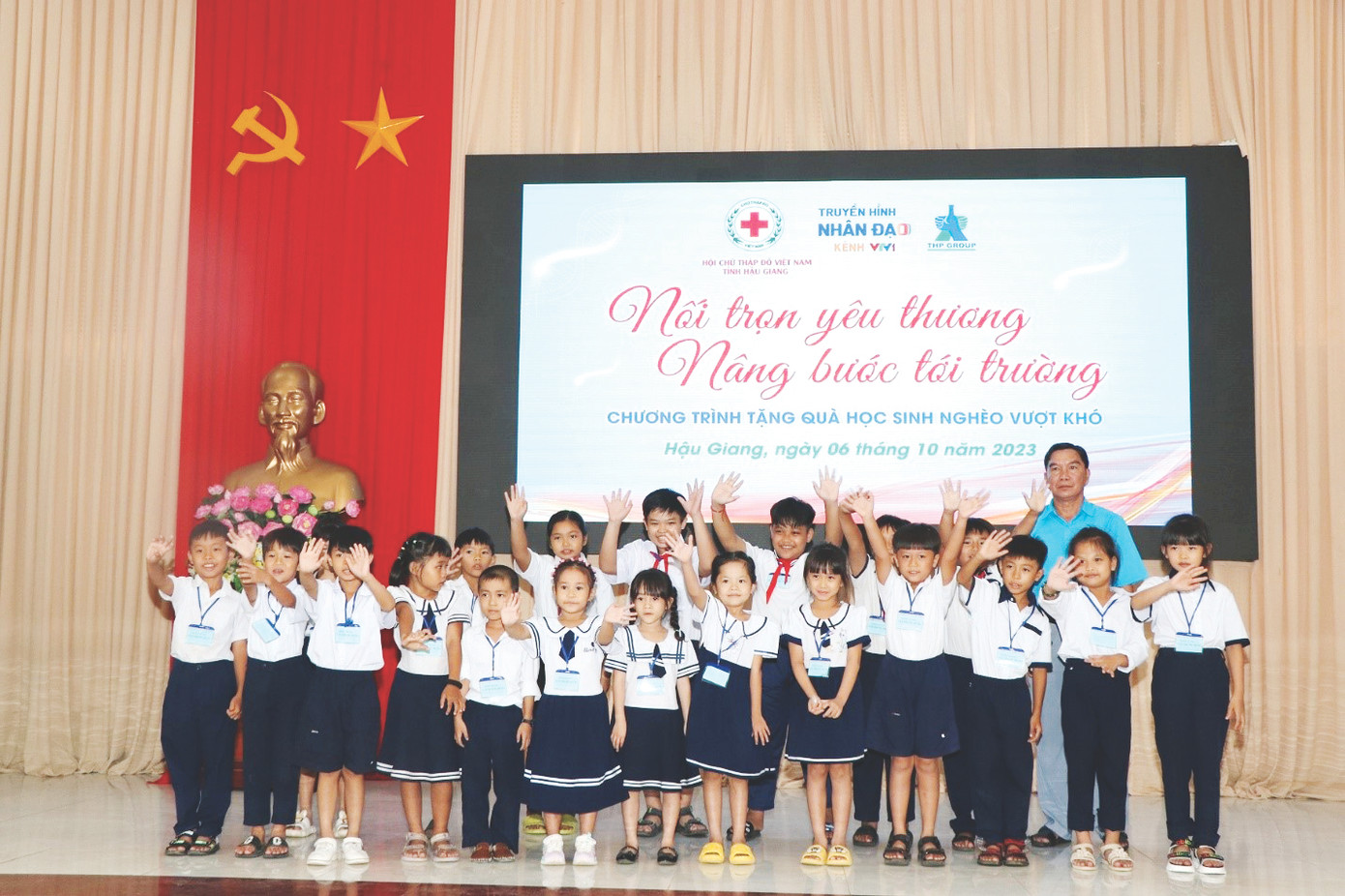 Các em học sinh nghèo tại tỉnh Hậu Giang vui mừng trong ngày nhận quà tặng trong hành trình “Nối trọn yêu thương – Nâng bước tới trường” từ Công ty Tân Hiệp Phát