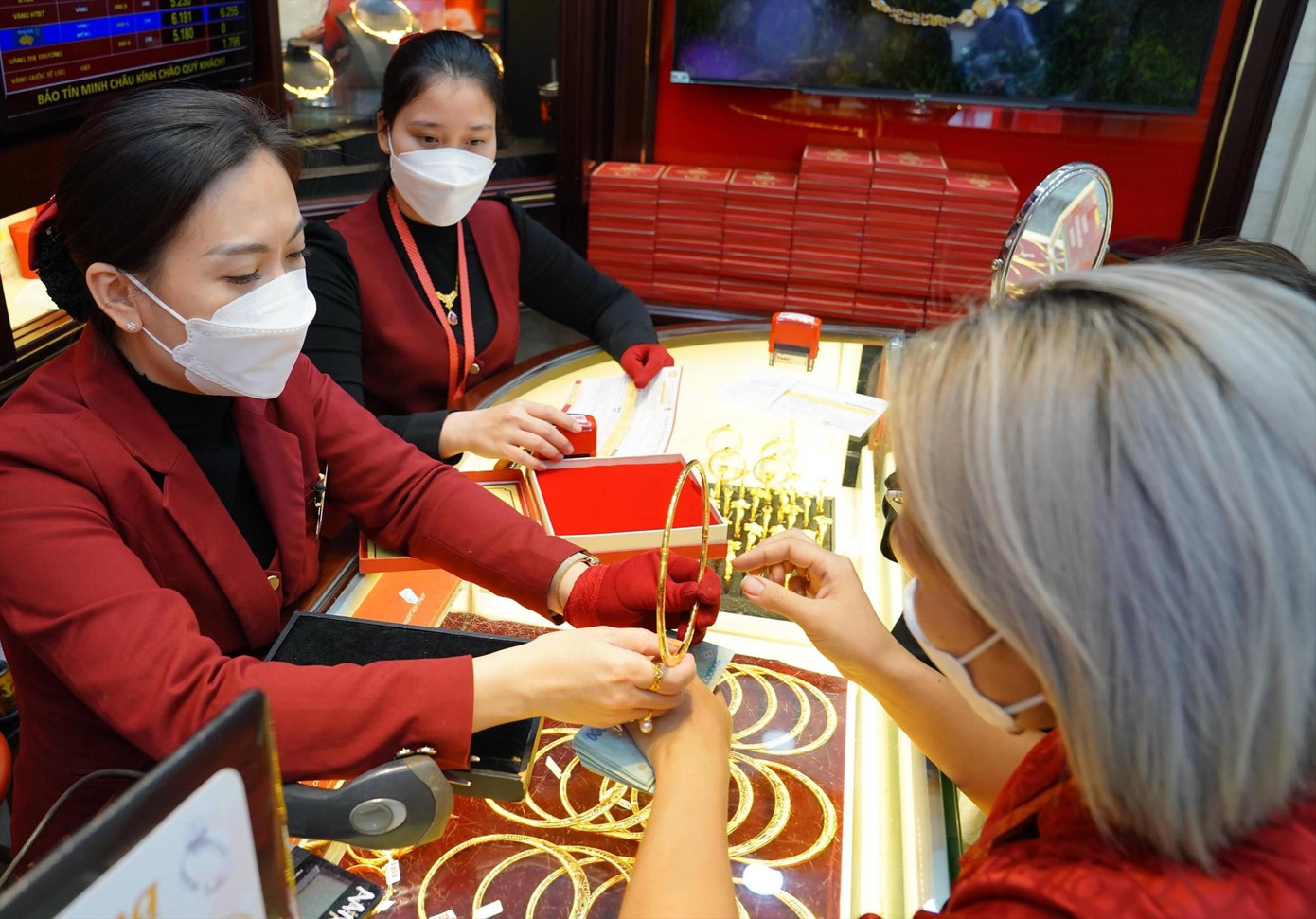 Tạo nguồn cung vàng và bình đẳng giữa các thương hiệu sẽ góp phần kéo giá vàng trong nước xuống. Ảnh: Như Ý Tạo nguồn cung vàng và bình đẳng giữa các thương hiệu sẽ góp phần kéo giá vàng trong nước xuống. Ảnh: Như Ý