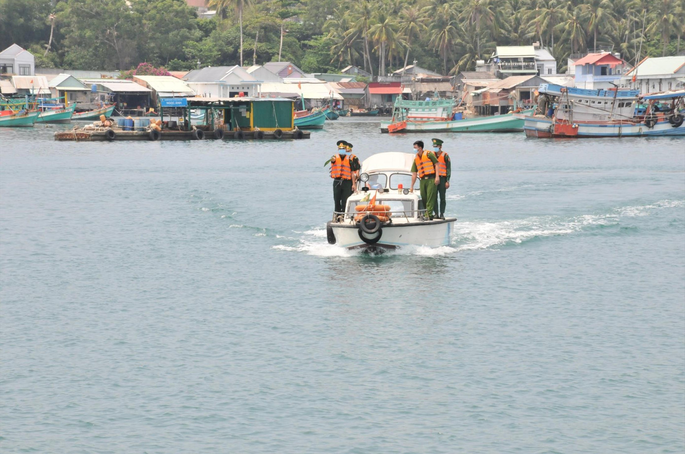 Tổ công tác phòng chống dịch thuộc Bộ đội Biên phòng tỉnh Kiên Giang đang tuần tra, kiểm soát Tổ công tác phòng chống dịch thuộc Bộ đội Biên phòng tỉnh Kiên Giang đang tuần tra, kiểm soát