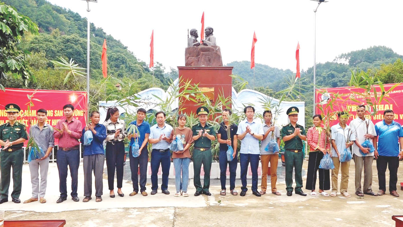 Bộ đội Biên phòng Lạng Sơn tặng tre cho dân bản giáp biên. Ảnh: Duy Chiến