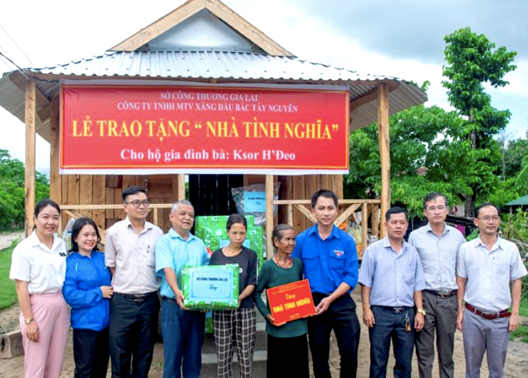 Sở Công Thương Gia Lai cùng chính quyền địa phương trao nhà tình nghĩa cho gia đình bà Ksor H’Đeo