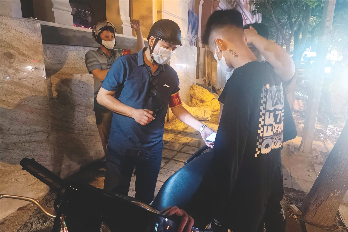 Tổ công tác 141 Công an TP Hà Nội hóa trang khi làm nhiệm vụ kiểm tra xử lý các trường hợp vi phạm