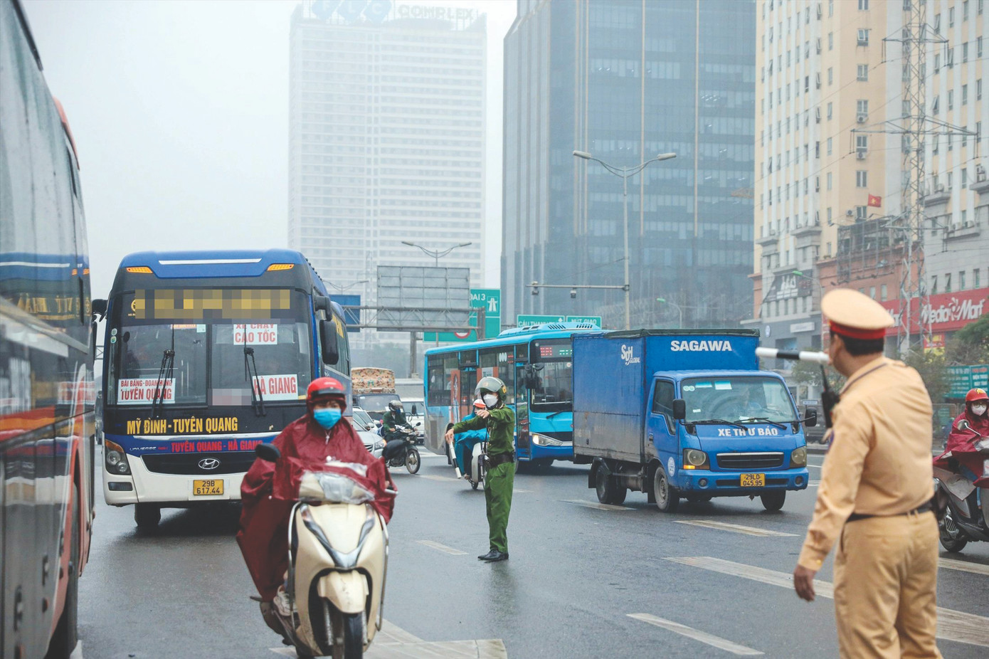 Lực lượng CSGT Thủ đô dừng xe để kiểm tra nồng độ cồn tài xế xe khách dịp cận nghỉ lễ