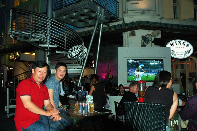 Tác giả Trần Nguyễn Anh (áo đỏ)