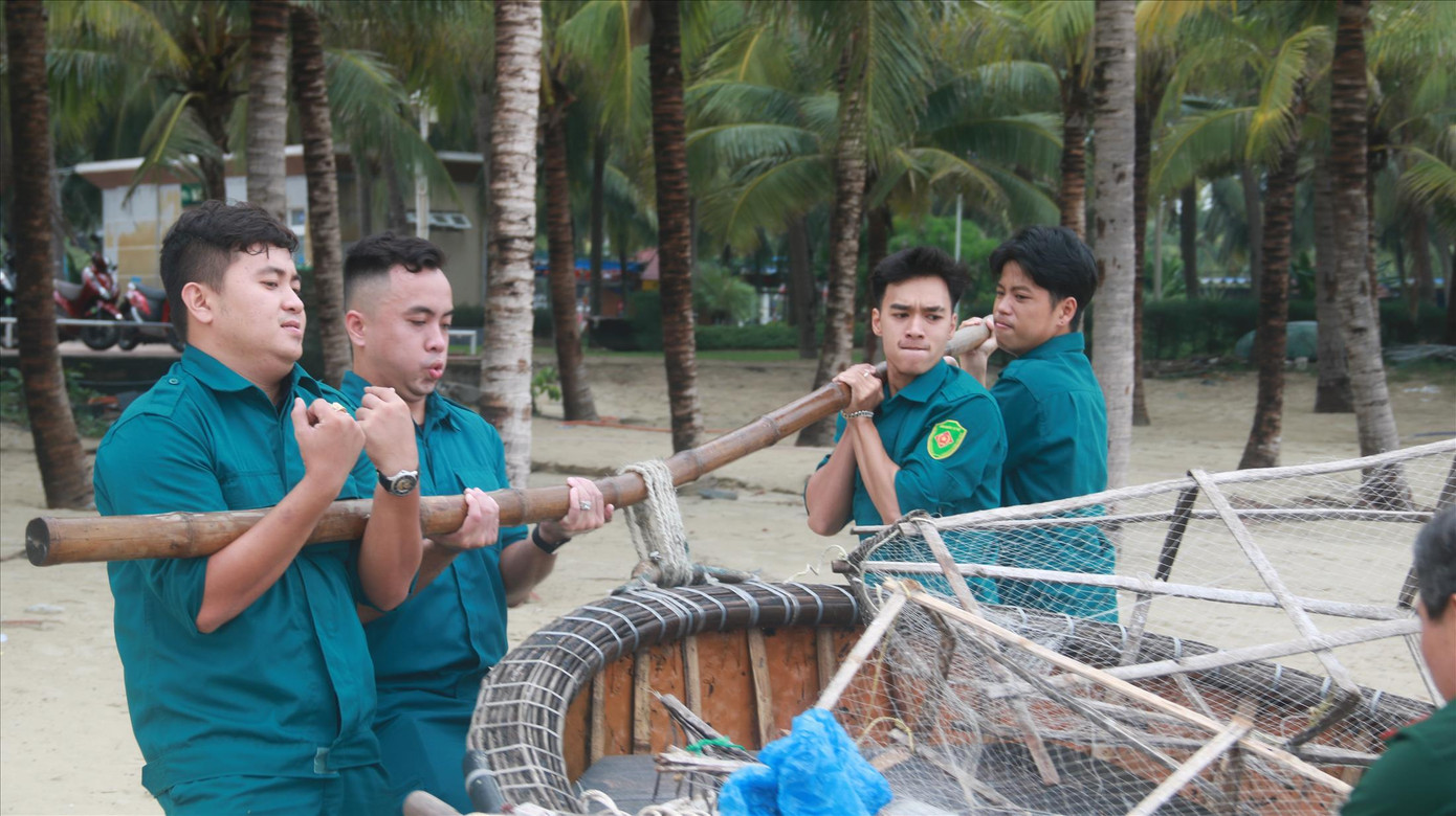 Lực lượng dân quân tự vệ, bộ đội hỗ trợ bà con ven biển Quảng Nam chằng chống nhà cửa, di dời đến nơi an toàn. Ảnh: HOÀI VĂN Lực lượng dân quân tự vệ, bộ đội hỗ trợ bà con ven biển Quảng Nam chằng chống nhà cửa, di dời đến nơi an toàn. Ảnh: HOÀI VĂN