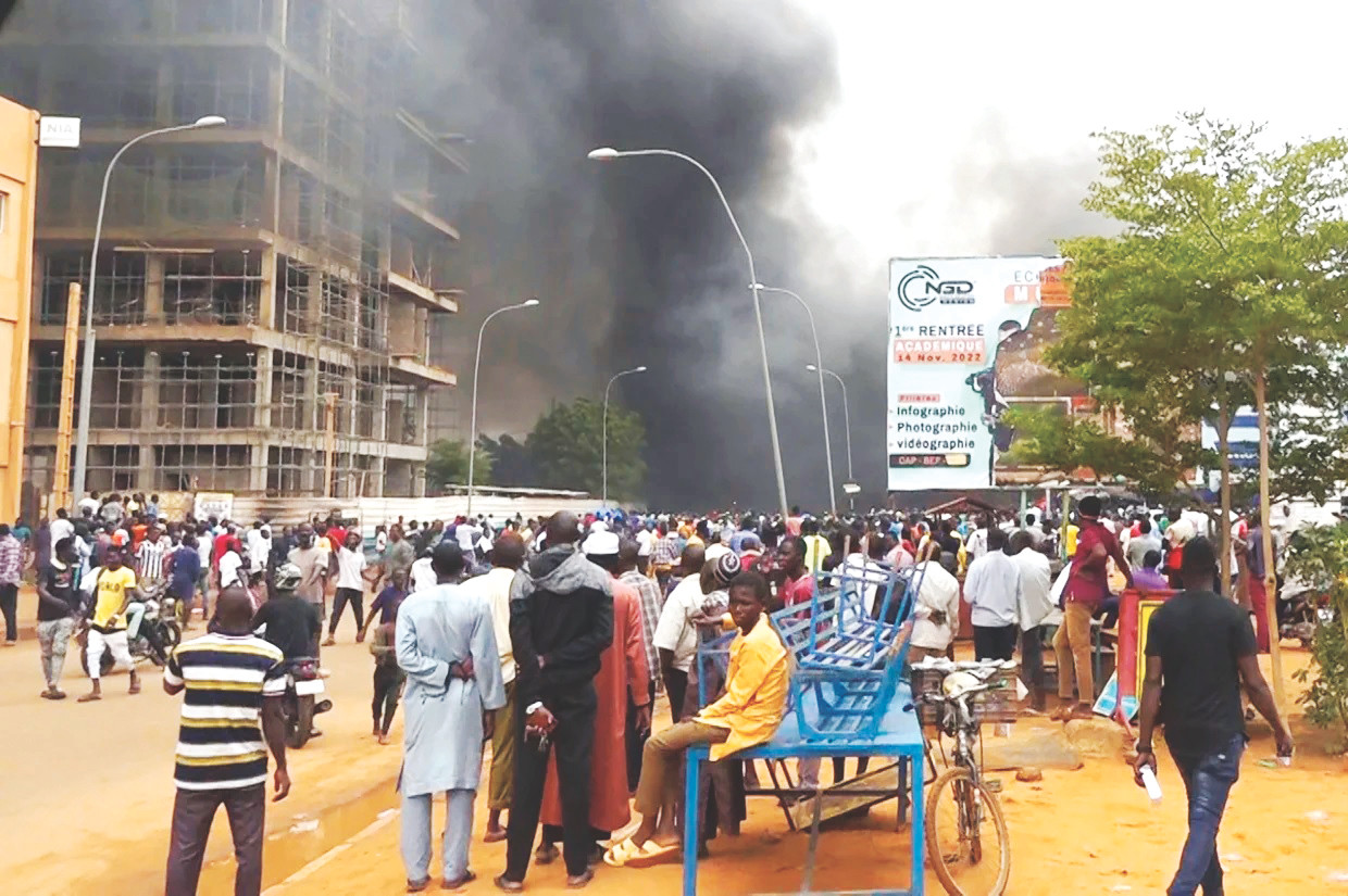 Những người ủng hộ phe đảo chính tổ chức biểu tình ở thủ đô Niamey của Niger. Ảnh: AP Những người ủng hộ phe đảo chính tổ chức biểu tình ở thủ đô Niamey của Niger. Ảnh: AP