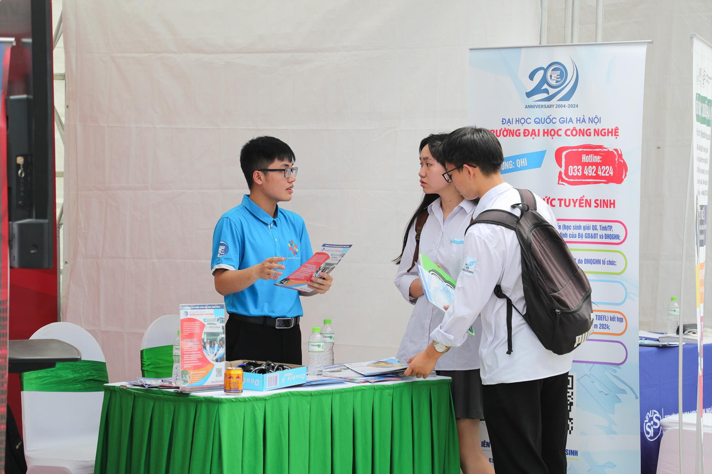 Học sinh Trường THPT chuyên Khoa học Tự nhiên tìm hiểu thông tin đào tạo tại các trường ĐH trực thuộc ĐH Quốc gia Hà Nội hôm qua. Ảnh: Diệp An