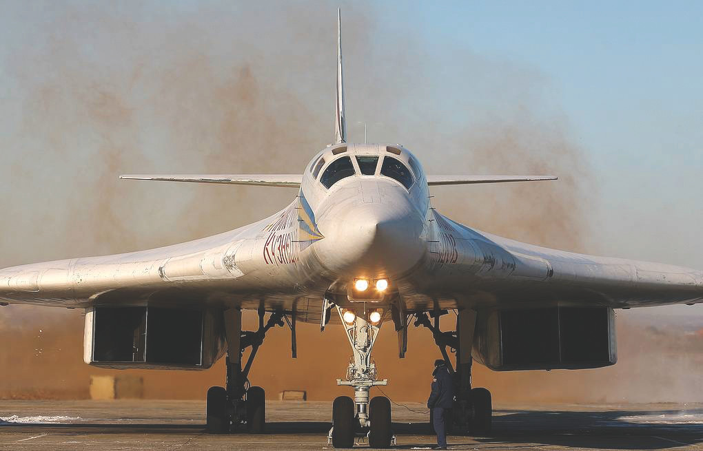 Máy bay ném bom hạng nặng tầm xa Tupolev Tu-160M của Nga. Ảnh: Tass Máy bay ném bom hạng nặng tầm xa Tupolev Tu-160M của Nga. Ảnh: Tass