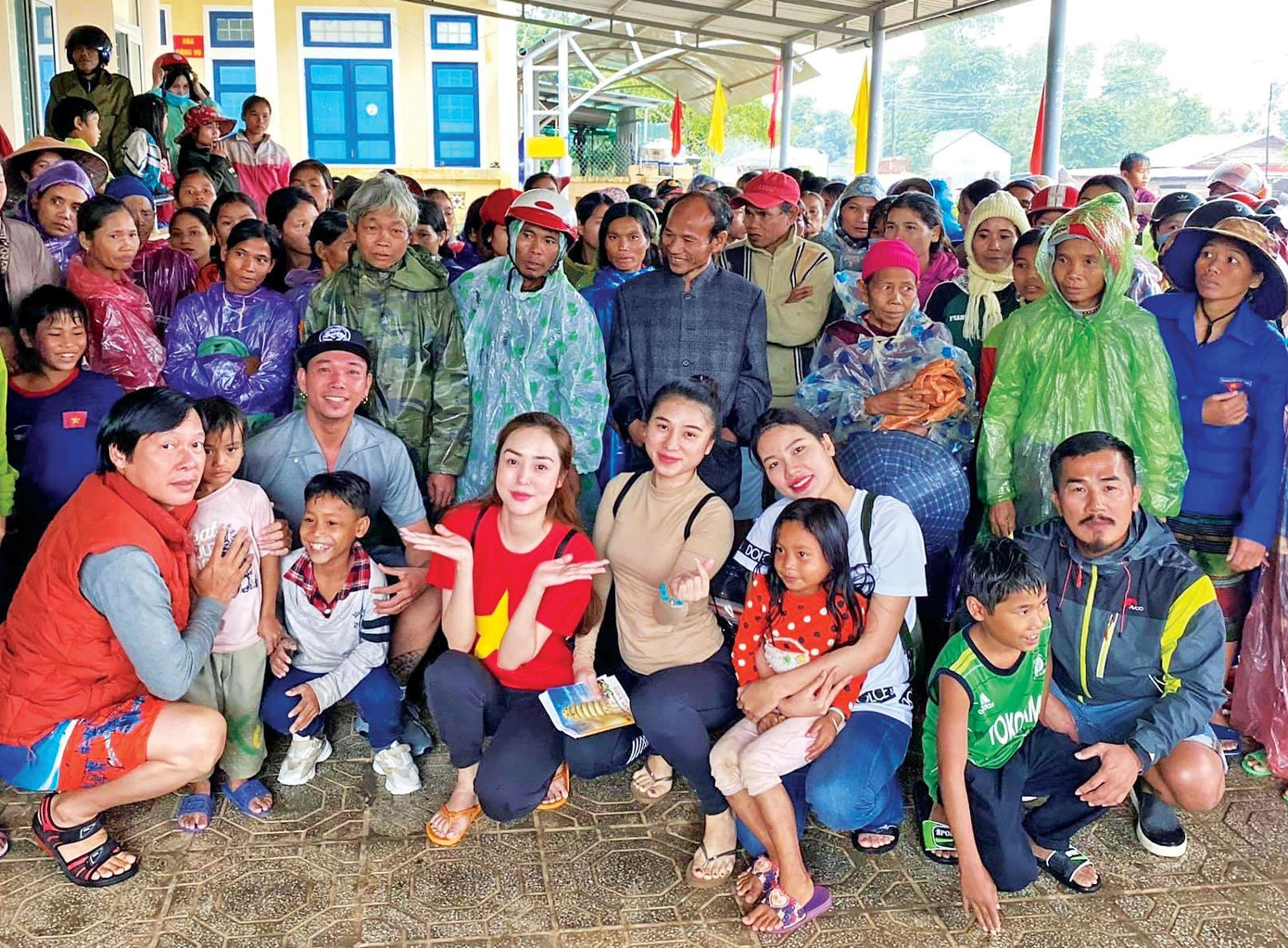 Đợt lũ năm 2020, Nhung và nhóm bạn tham gia chuyến cứu trợ tại các tỉnh miền Trung Đợt lũ năm 2020, Nhung và nhóm bạn tham gia chuyến cứu trợ tại các tỉnh miền Trung