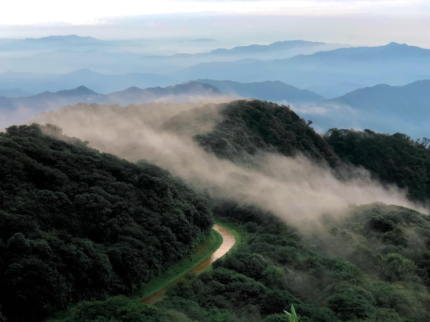 Biển mây nhìn từ đỉnh Phja Oắc qua góc máy của anh Trung