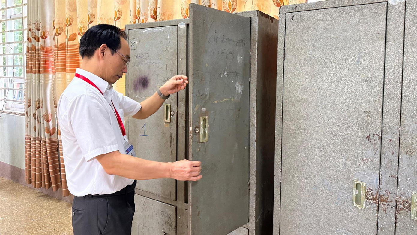 Thứ trưởng GD&ĐT Hoàng Minh Sơn kiểm tra tủ đựng đề thi, bài thi ở địa phương Thứ trưởng GD&ĐT Hoàng Minh Sơn kiểm tra tủ đựng đề thi, bài thi ở địa phương